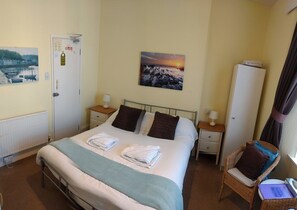 Iron/ironing board, free WiFi, bed sheets - Haven House (Torquay)