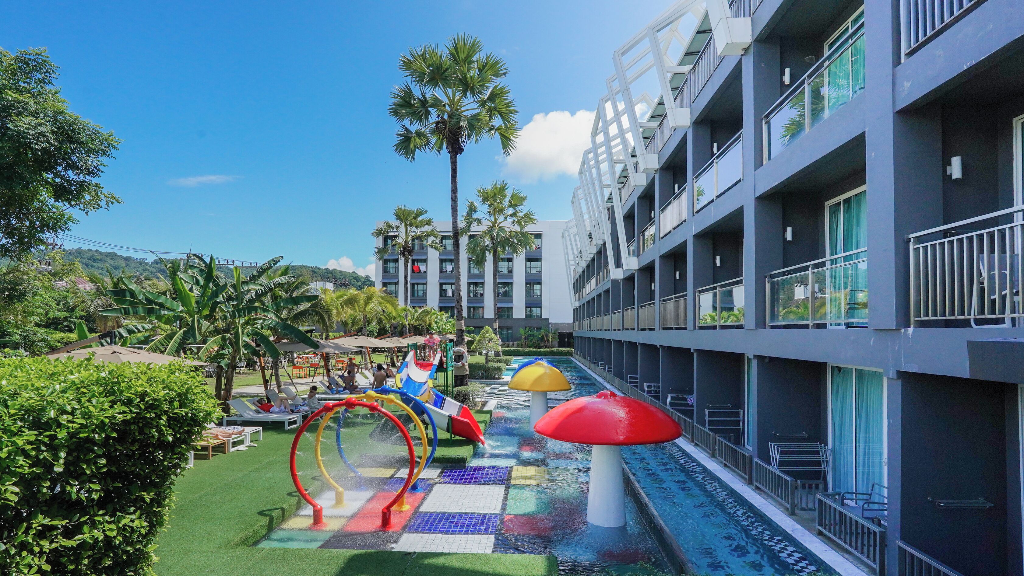室外游泳池，提供日光浴躺椅