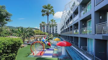 Una piscina al aire libre, sillones reclinables de piscina