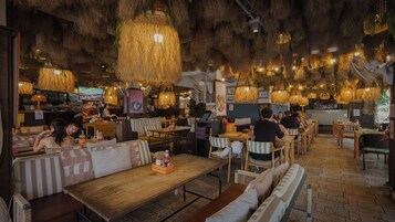 2 개의 레스토랑, 아침 식사 제공