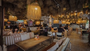 2 nhà hàng, phục vụ bữa sáng