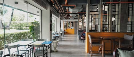 Daily cooked-to-order breakfast (THB 350 per person)