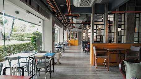 Daily cooked-to-order breakfast (THB 350 per person)