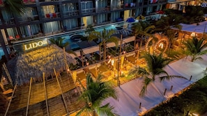 Quầy bar bên hồ bơi