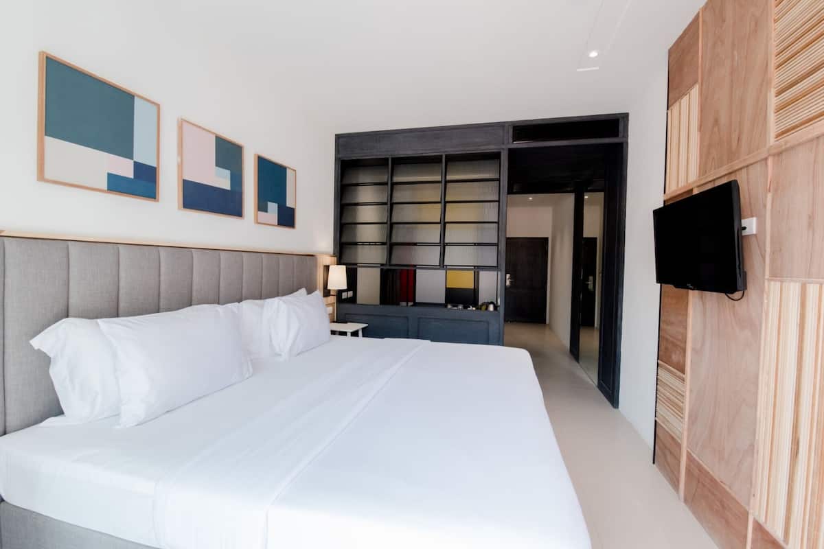 Artsy Deluxe Room | Caja de seguridad en la habitación y decoración personalizada
