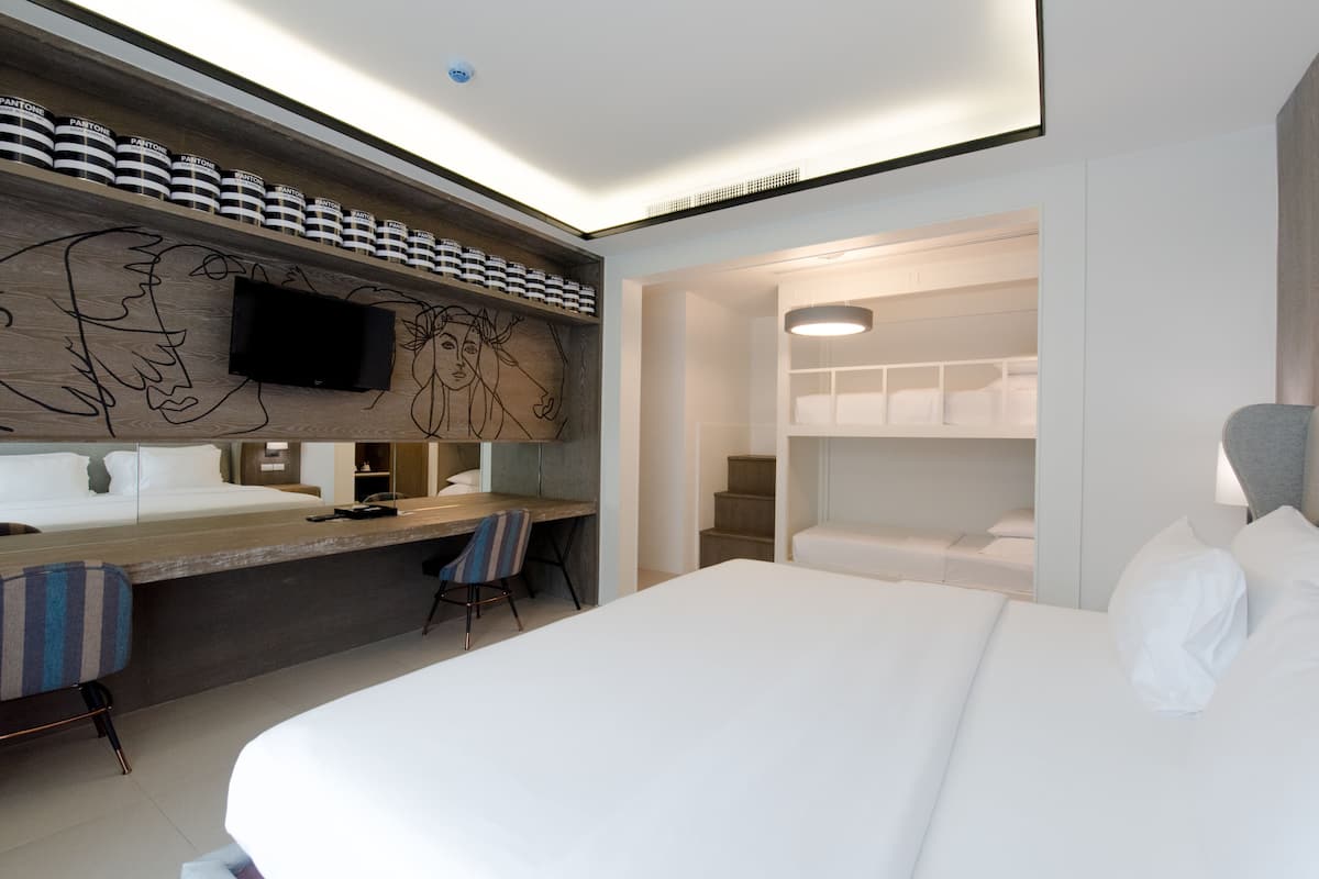 Habitación familiar, acceso a la alberca | Caja de seguridad en la habitación y decoración personalizada