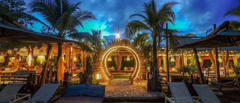 Quầy bar bên hồ bơi