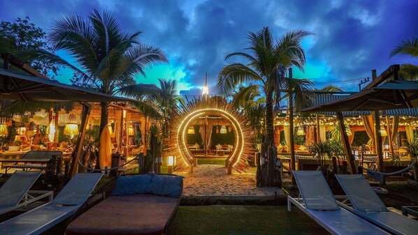 Quầy bar bên hồ bơi