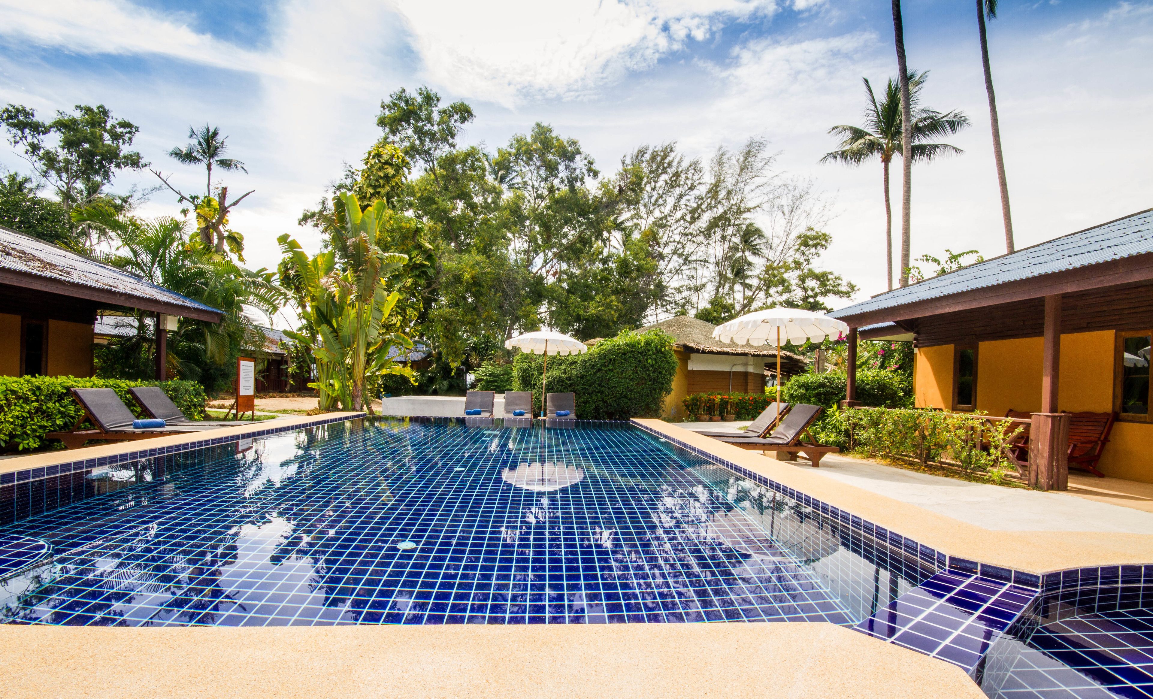 2 outdoor pools, open 7:00 am to 6:00 pm, pool loungers