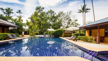 2 piscinas al aire libre, sillones reclinables de piscina