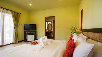 1 habitación, caja de seguridad en la habitación y escritorio