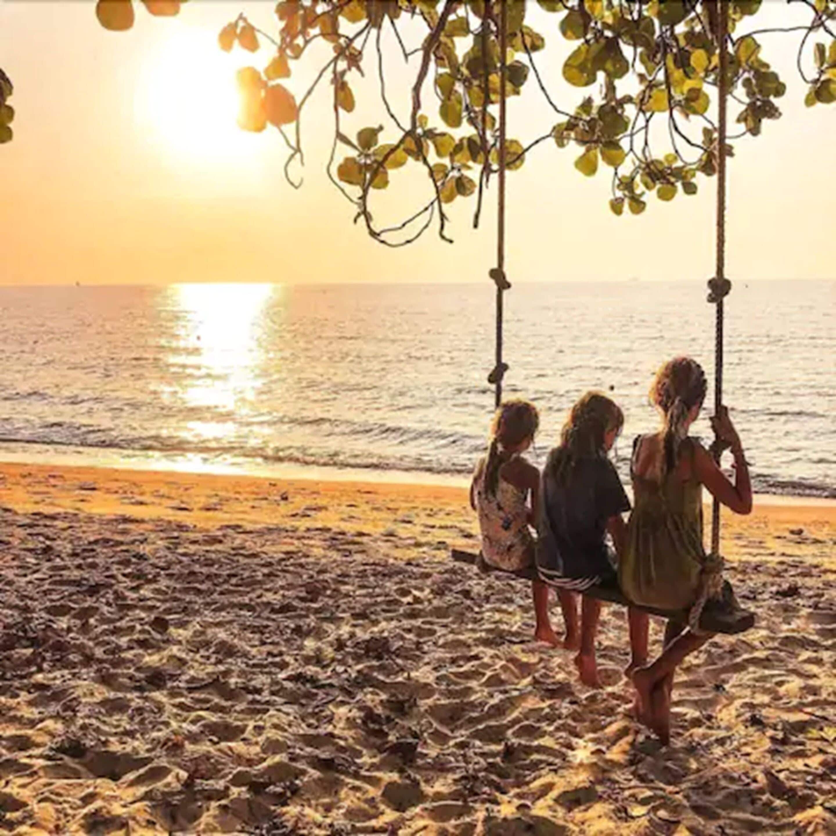 บนชายหาด, ทรายสีขาว, ร่มชายหาด, ผ้าเช็ดตัวชายหาด