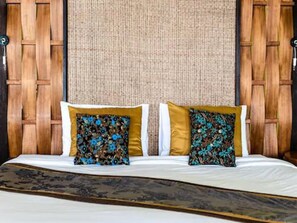 Bungalow Deluxe | Una cassaforte in camera, una scrivania, tende oscuranti