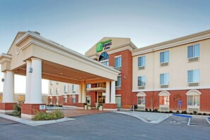A Holiday Inn Express hotel with a covered entrance, guest parking, and a brick facade. - Holiday Inn Express Hotel & Suites Ozona by IHG (Ozona)