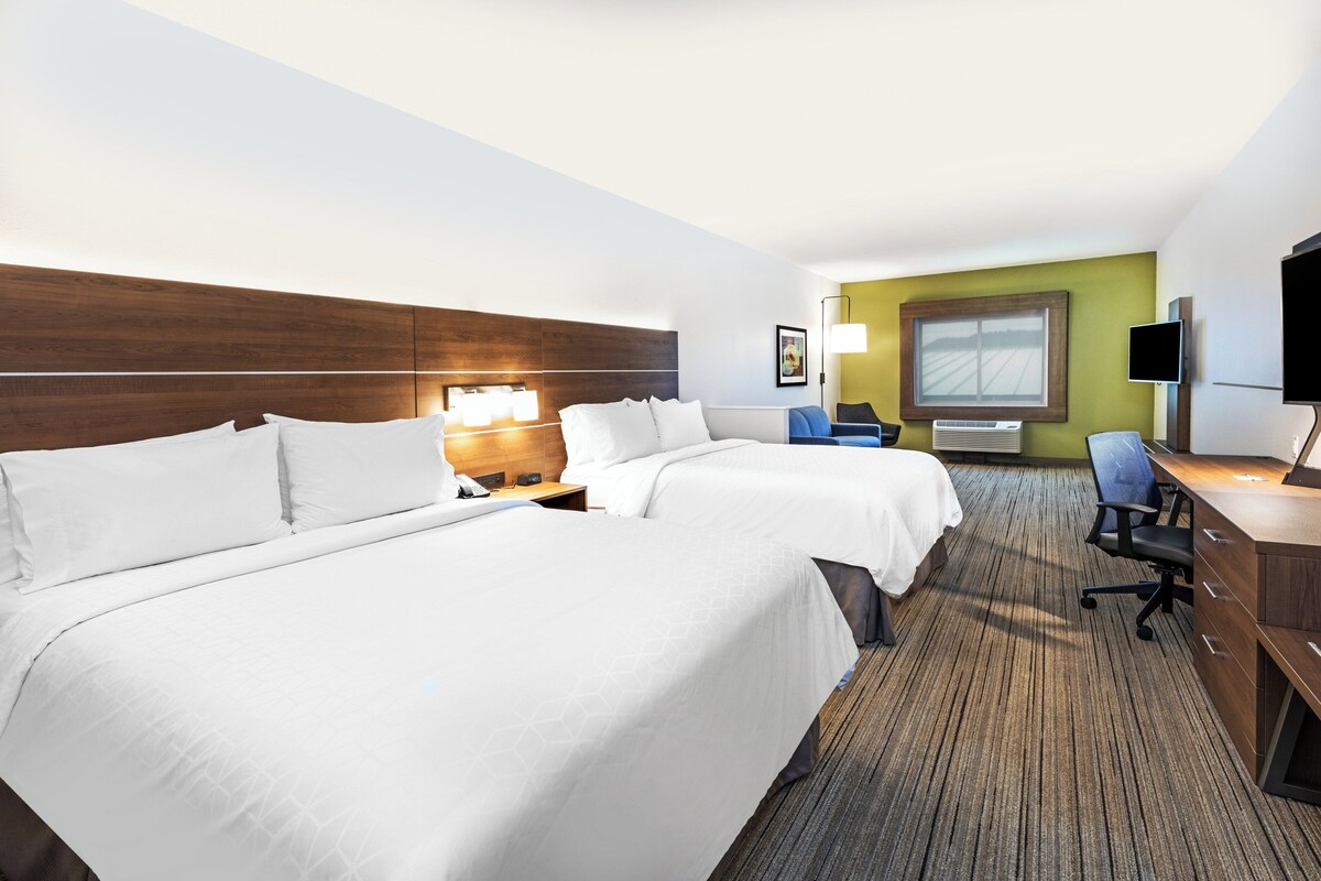 Standard Room, Accessible (Roll-In Shower) | In-room safe, desk, laptop workspace, blackout drapes