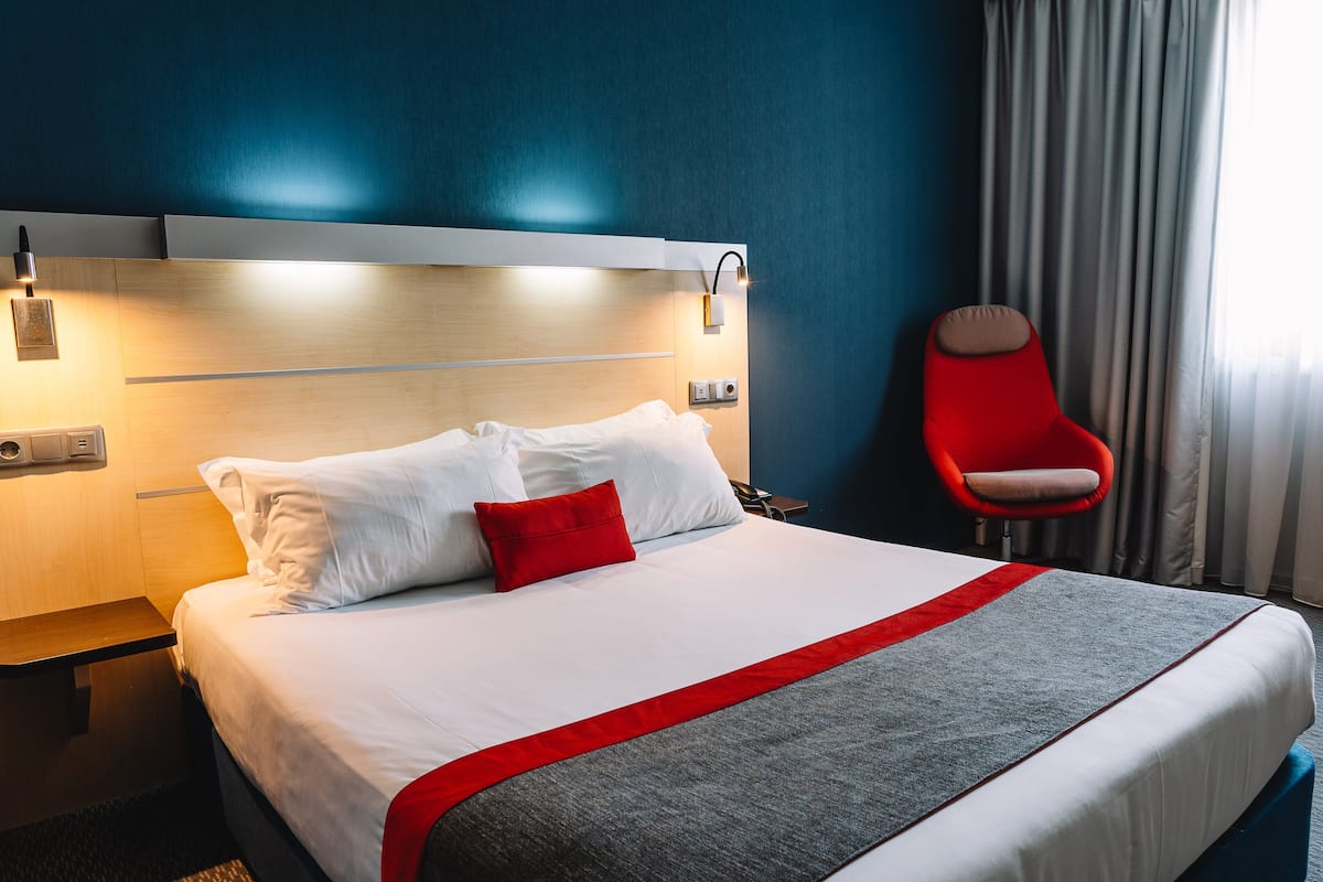 Standard Room, 1 Double Bed | In-room safe, desk, soundproofing, free cots/infant beds