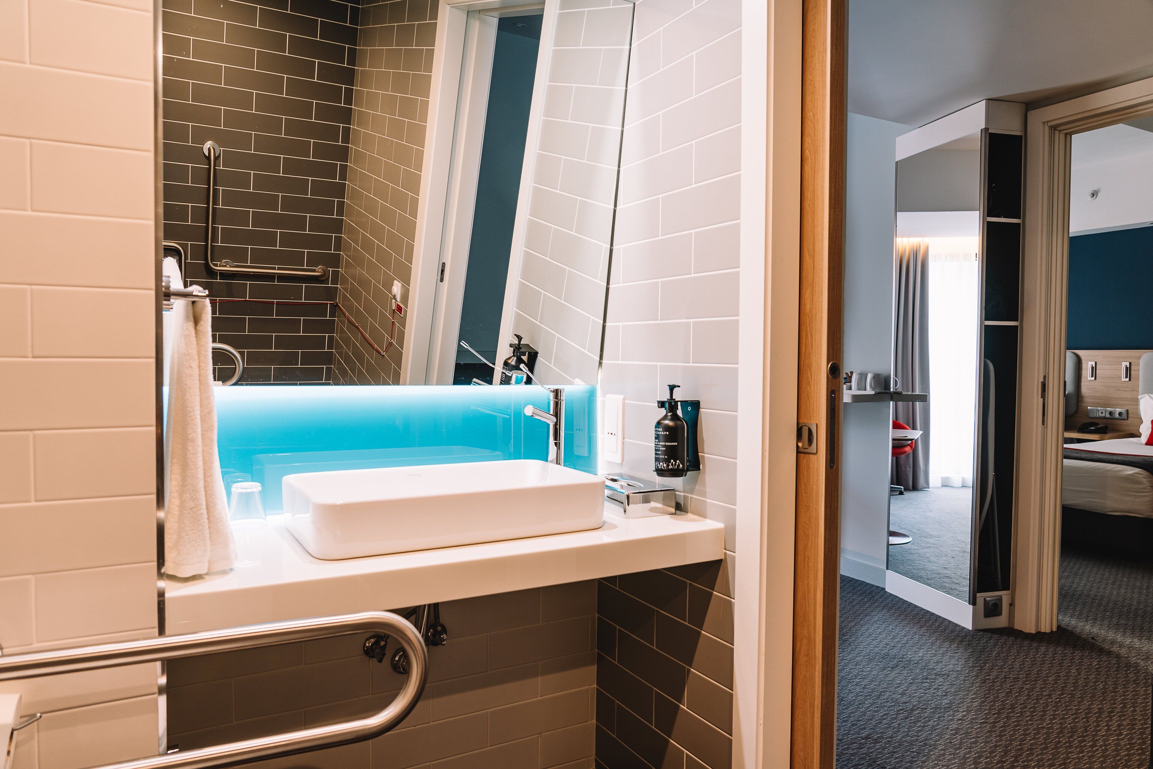 standard room, 1 double bed, accessible | bathroom | combined shower/bathtub, hair dryer, bidet, towels