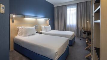 Cofres nos quartos, escrivaninha, quartos à prova de som, berços grátis