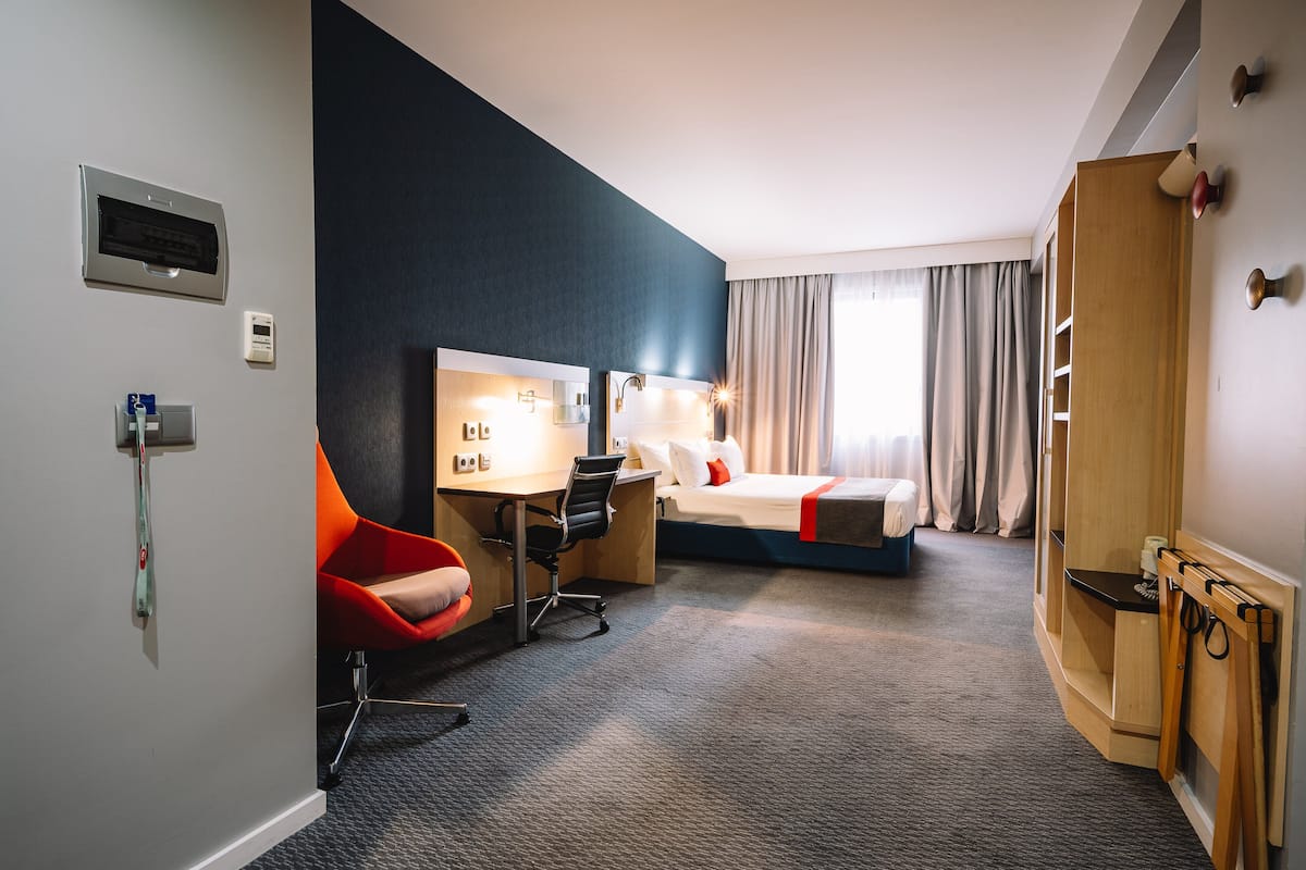 Standard Room, 1 Double Bed, Accessible | In-room safe, desk, soundproofing, free cots/infant beds