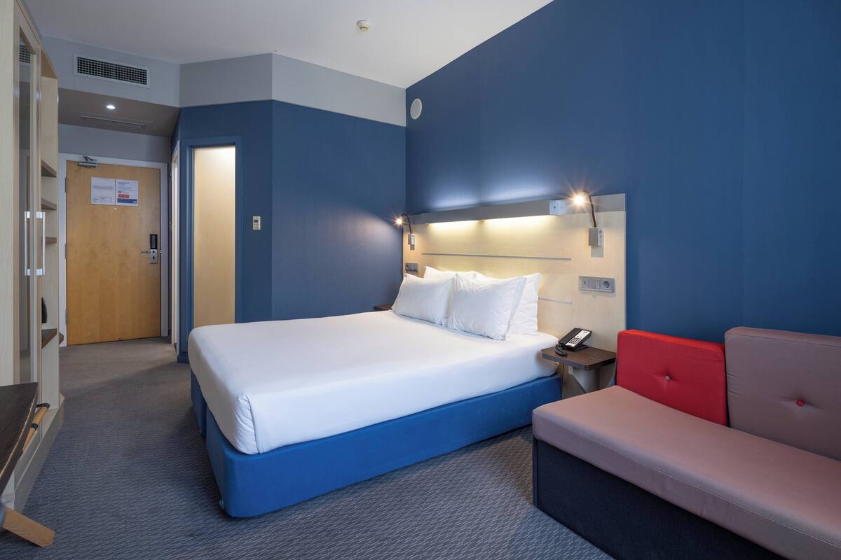 In-room safe, desk, soundproofing, iron/ironing board (on request)