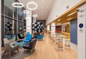 Lobby sitting area - Holiday Inn Express Porto - Exponor by IHG (Matosinhos)