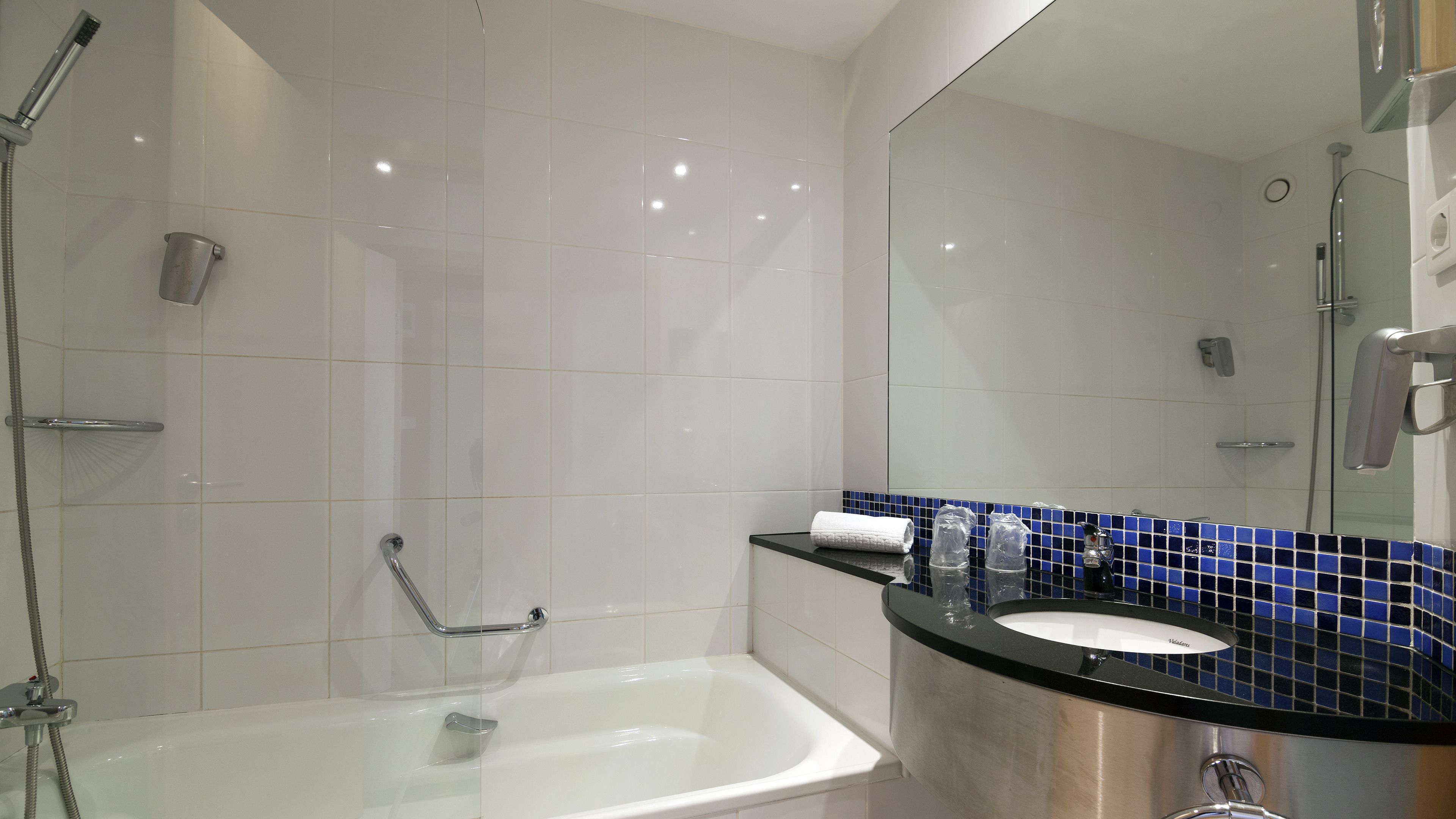 combined shower/bathtub, hair dryer, bidet, towels