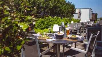 2 restaurantes, se sirven comidas, cenas y cocina francesa