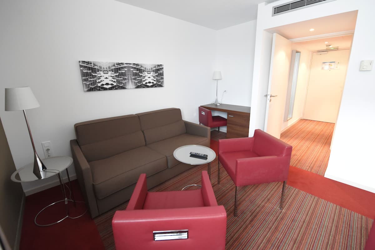 Suite, 1 cama King size y sofá cama | Caja de seguridad en la habitación, escritorio y insonorización