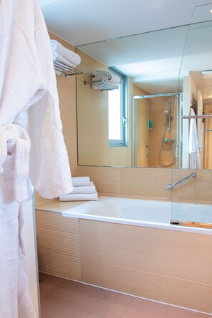 Combined shower/tub, free toiletries, hair dryer, towels