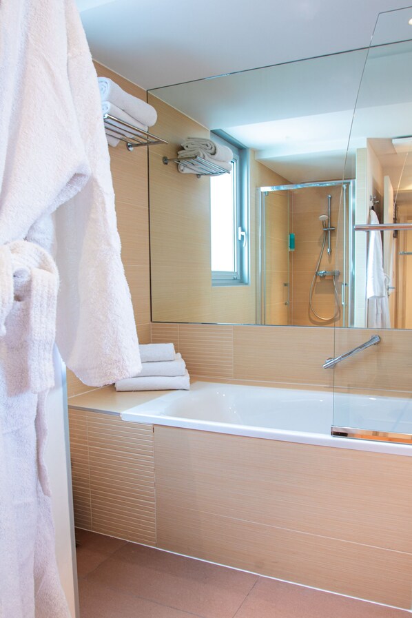Combined shower/tub, free toiletries, hair dryer, towels