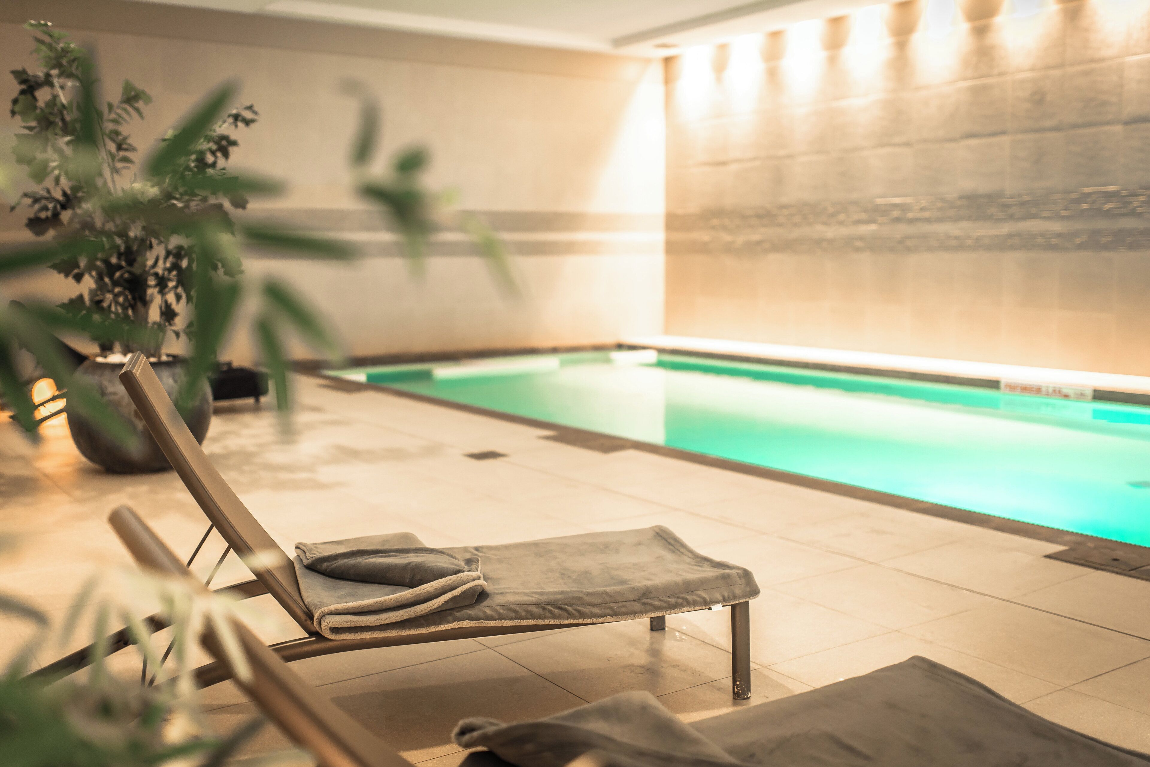 Piscina coperta, lettini