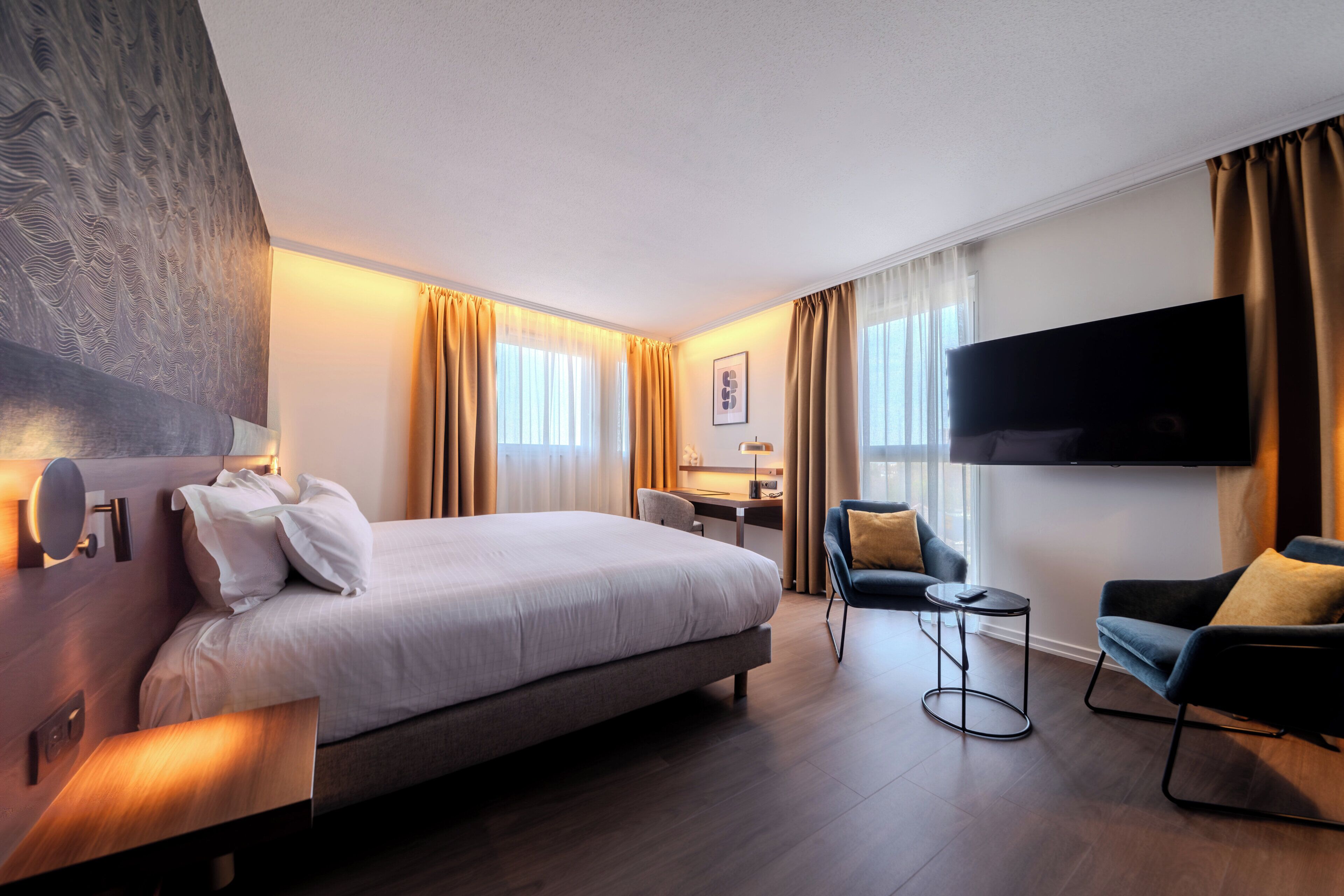 Suite, 1 King Bed with Sofa bed