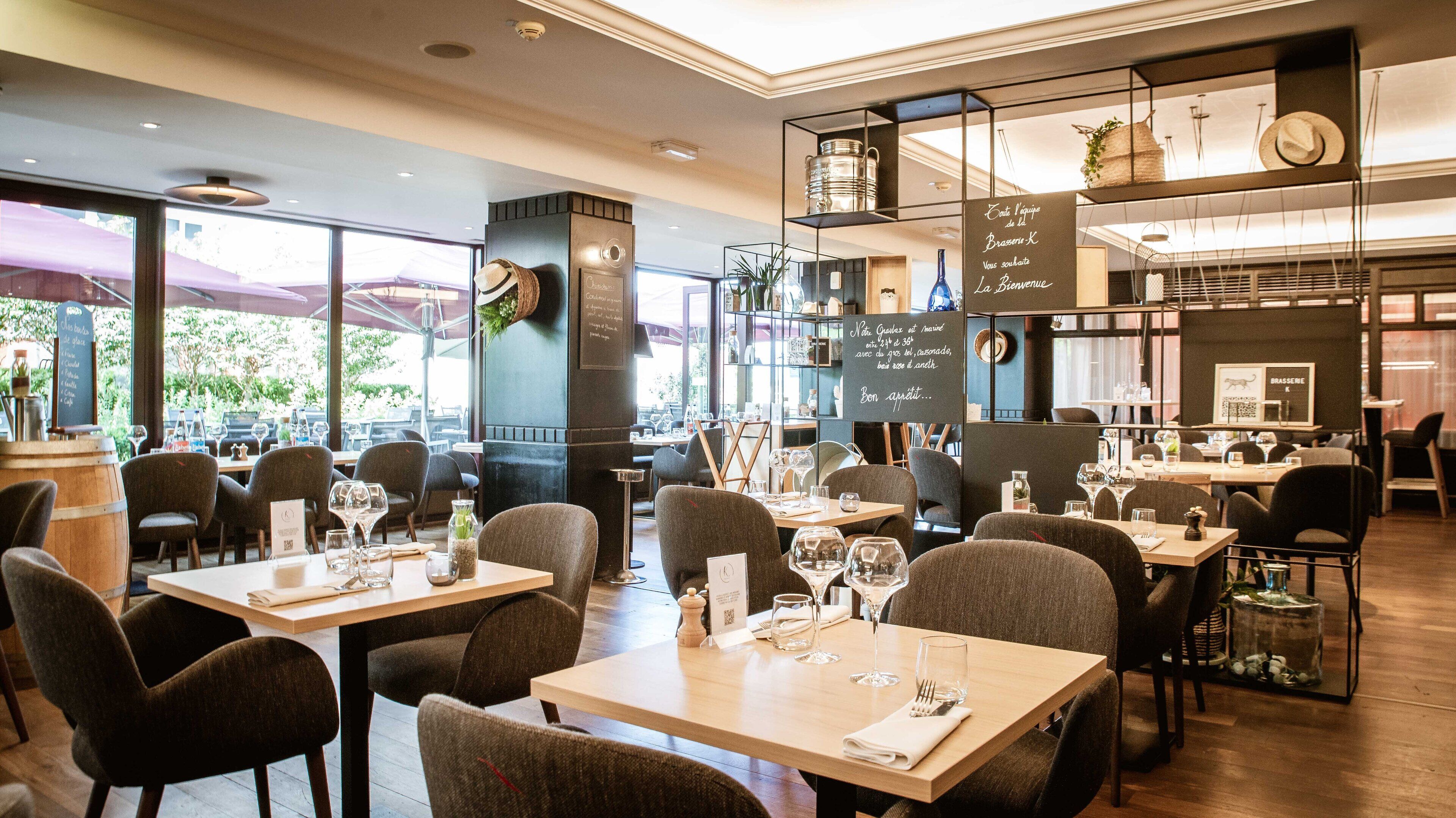 2 restaurants, lunch, dinner served; french cuisine