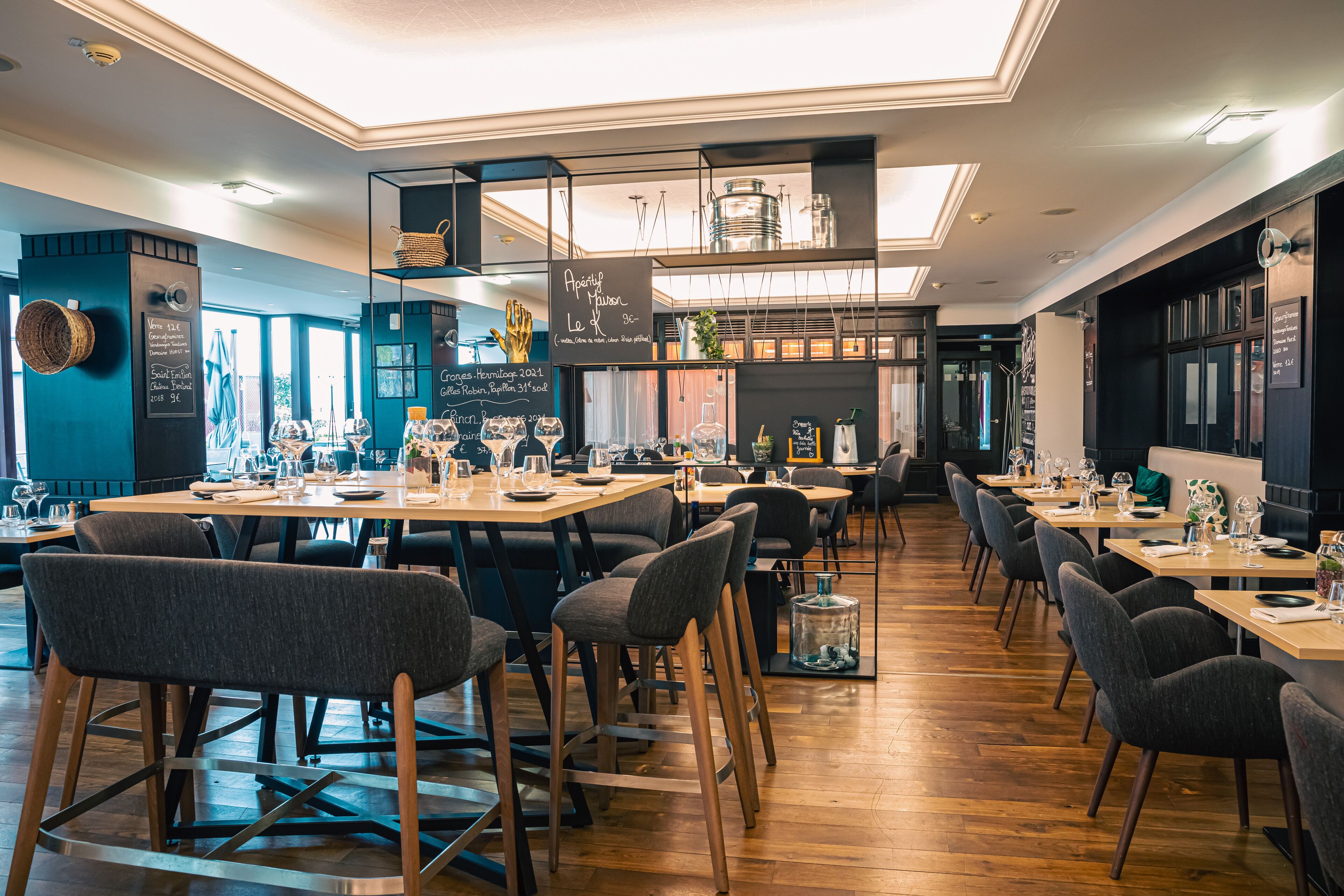 2 restaurants, lunch, dinner served; french cuisine