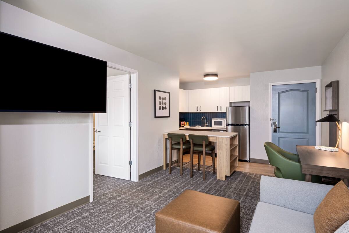 1 bedroom, premium bedding, pillow-top beds, in-room safe