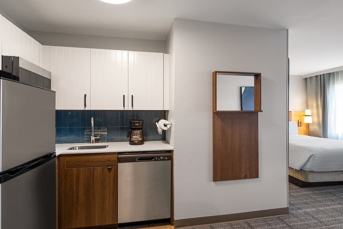 fridge, microwave, stovetop, dishwasher