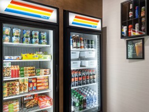 Twee koelvitrines met diverse etenswaren en dranken.