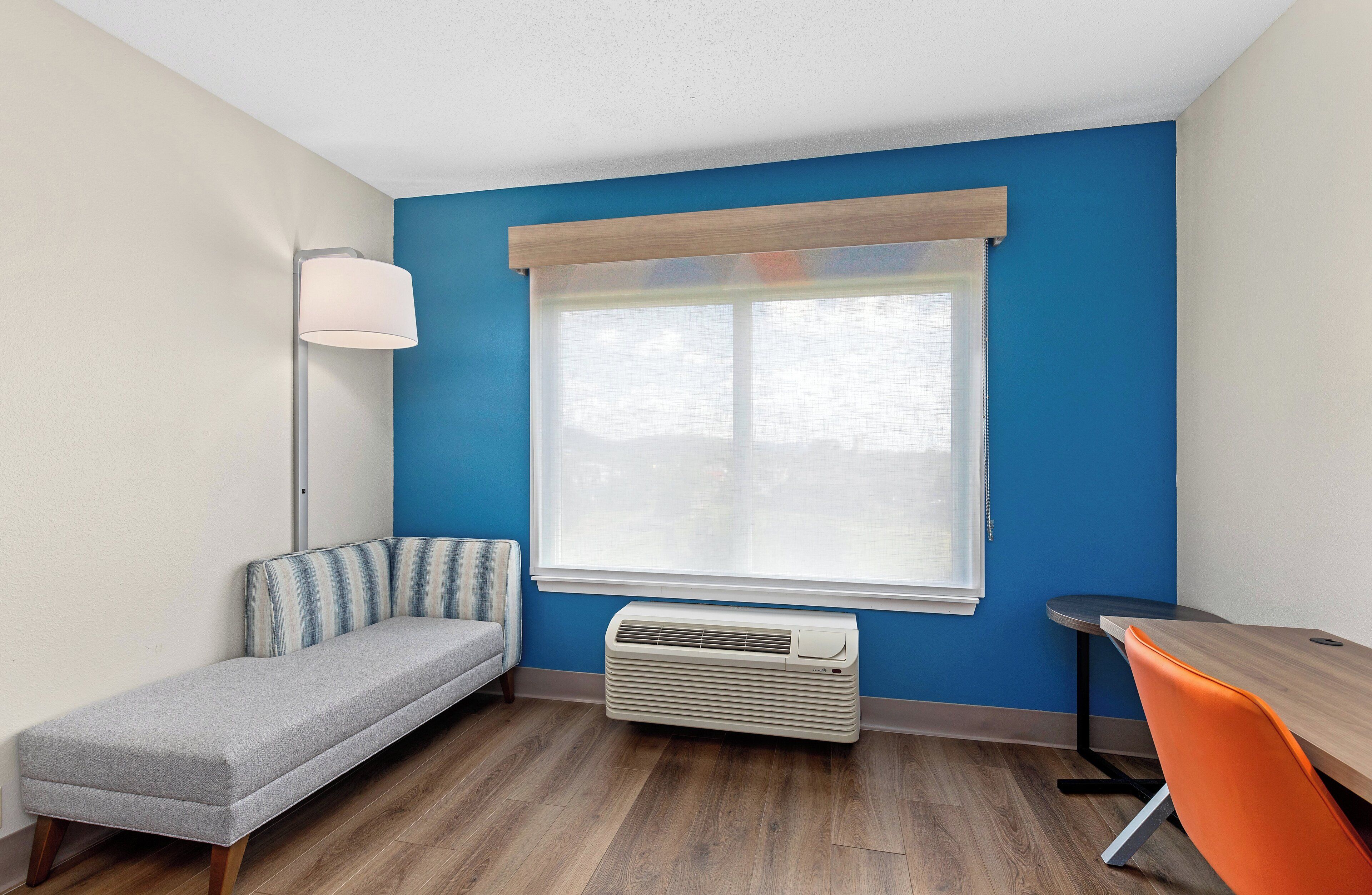 standard room, 1 king bed | 1 bedroom, individually decorated, individually furnished, desk