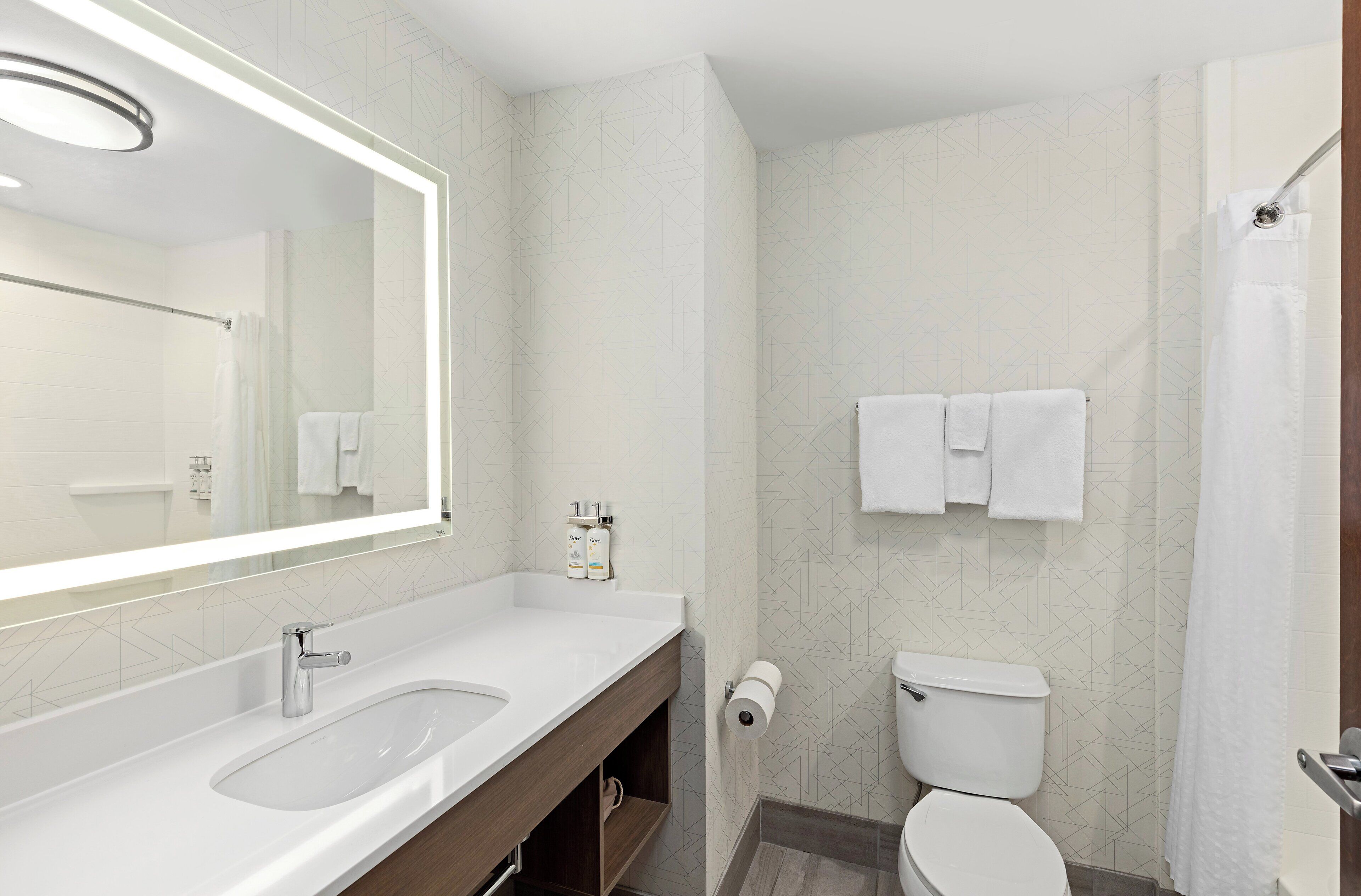 Produtos de toalete grátis, secador de cabelo, toalhas de banho 