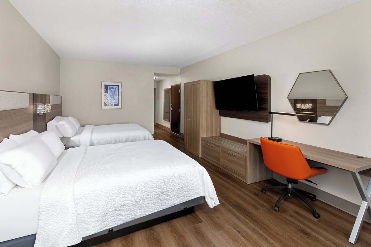 Suite, 2 queensize-senger | Skrivebord, skrivebord for bærbar PC, blendingsgardiner og lydisolert