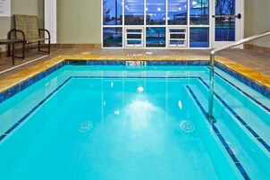 Una piscina cubierta (de 08:00 a 22:00), tumbonas