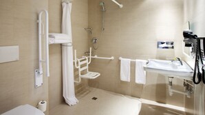Un baño moderno con ducha, inodoro y lavamanos.