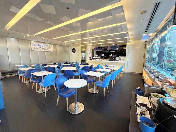 Daily self-service breakfast (TWD 400 per person)