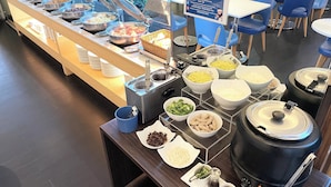 A buffet area with various food items and cooking equipment. - Holiday Inn Express Taoyuan by IHG (Taoyuan City)