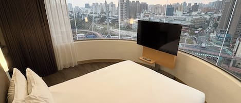 Standardrum - 1 queensize-säng - utsikt mot staden | Duntäcken, värdeförvaringsskåp på rummet och skrivbord