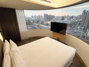 Standardzimmer, 1 Queen-Bett, Stadtblick | Daunenbettdecken, Zimmersafe, Schreibtisch