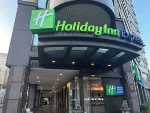 Exterior - Holiday Inn Express Taoyuan by IHG (Taoyuan City)