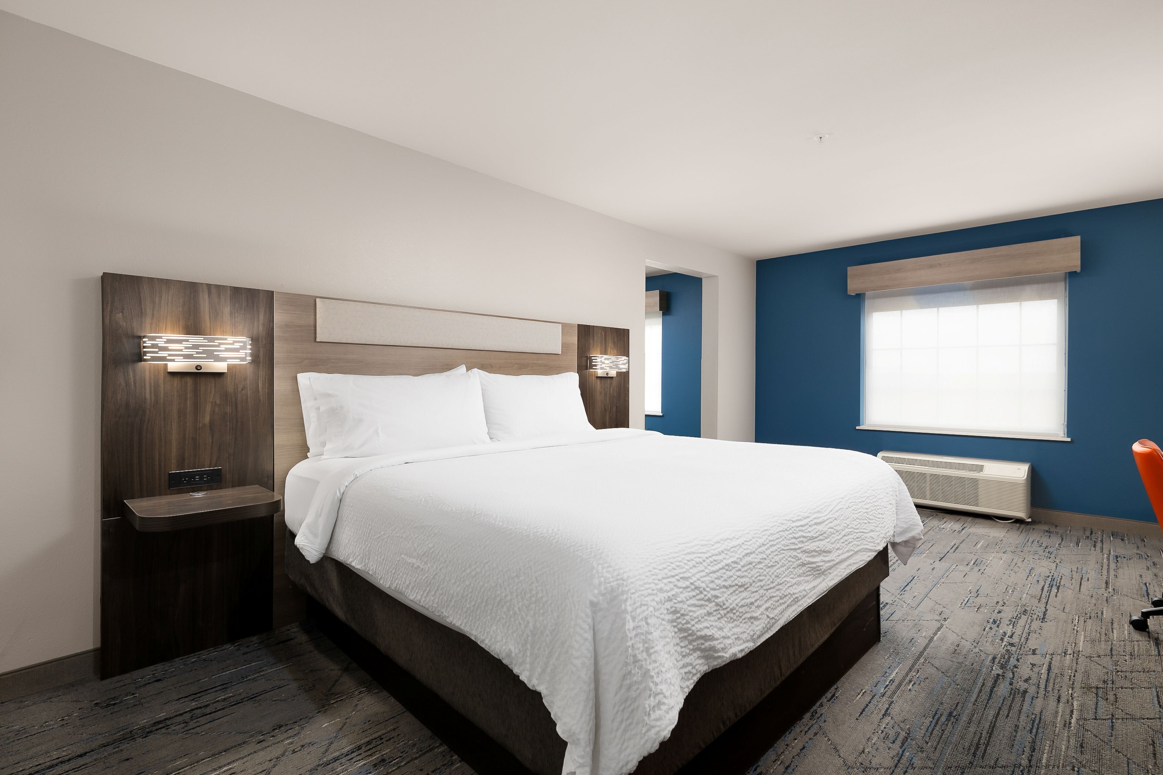 Premium bedding, in-room safe, desk, iron/ironing board