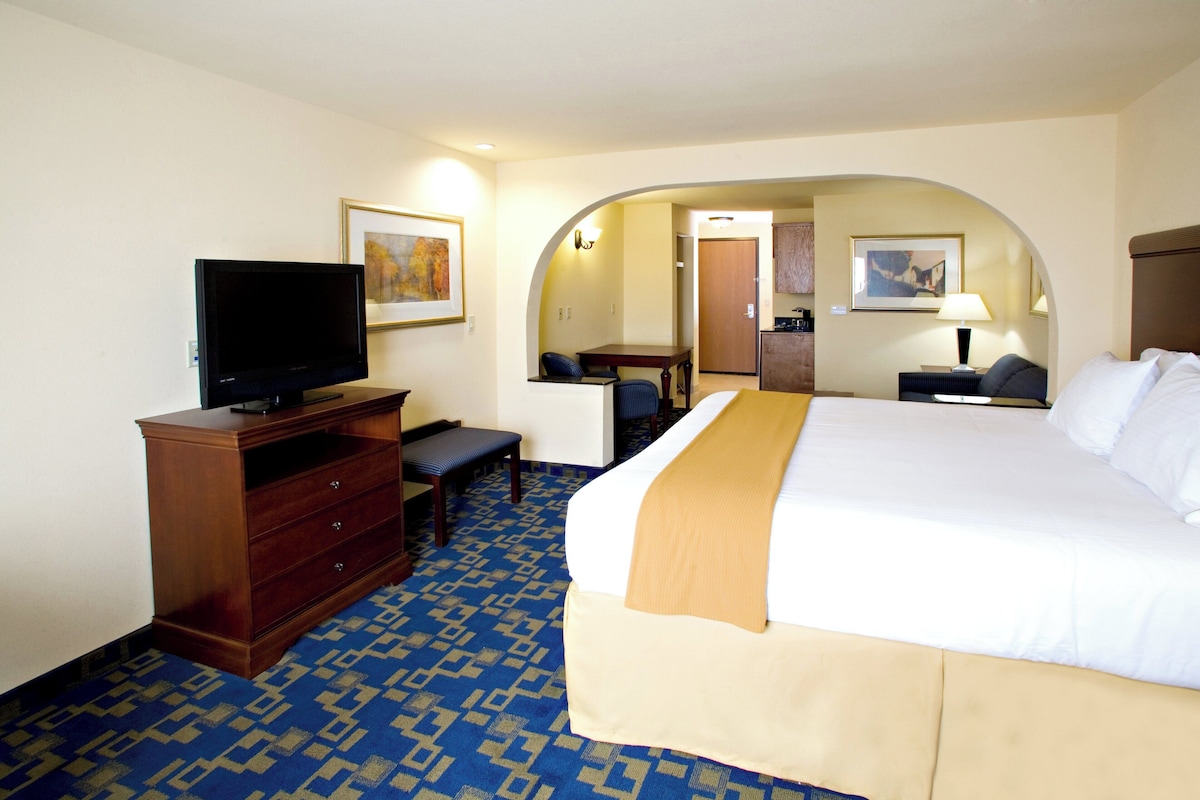 Suite, 1 King Bed, Accessible (Communications, Mobility, Access Tub)