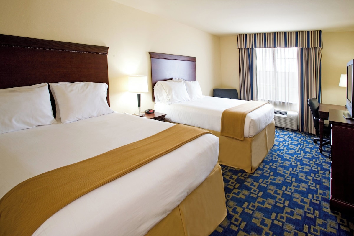 Premium bedding, in-room safe, desk, iron/ironing board